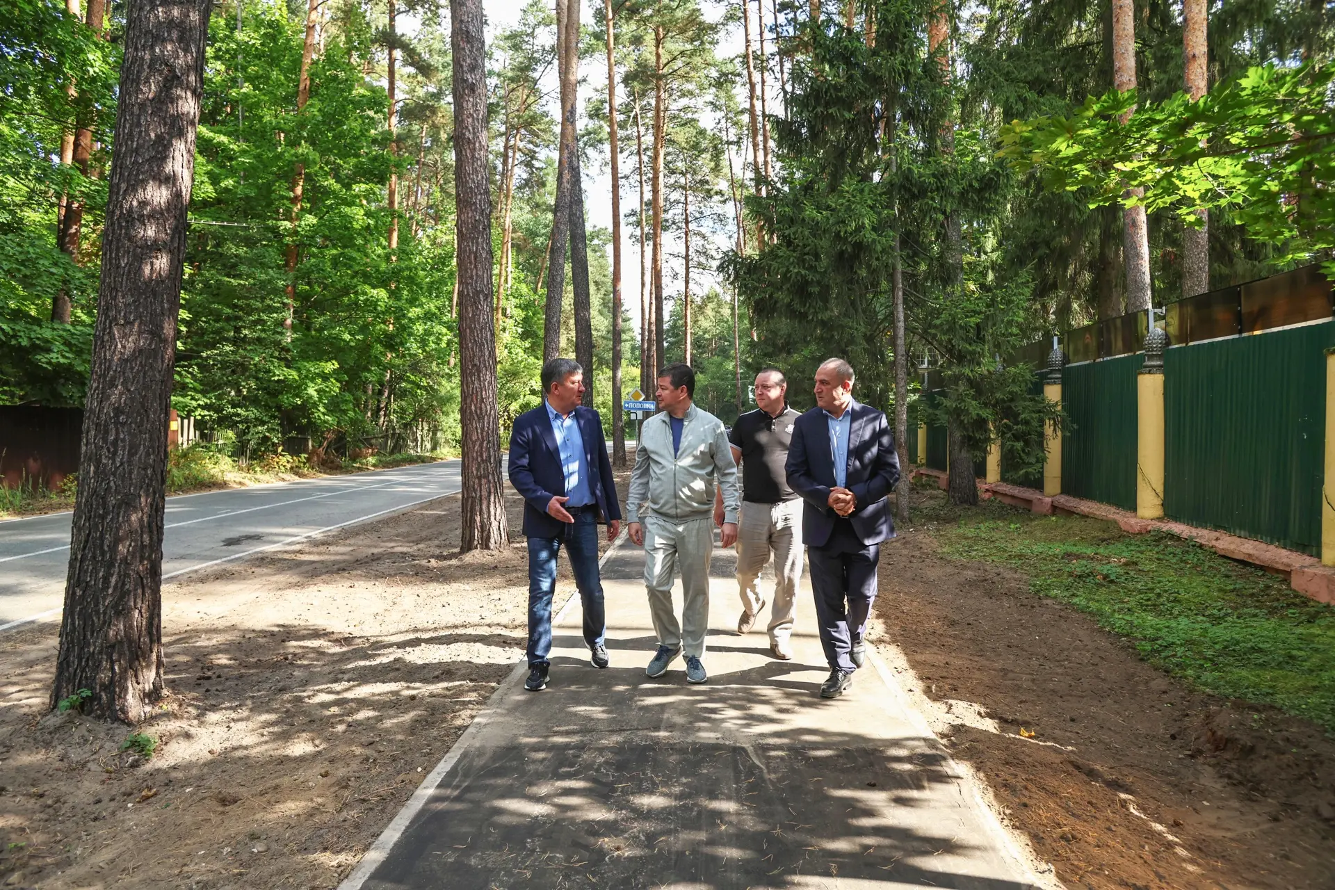 Проверил качество выполненных работ по обустройству нового тротуара в посёлке Кратово.