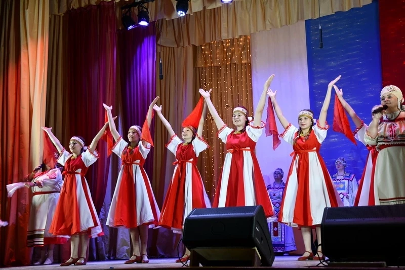 В посёлке Новогорный ярко и торжественно отметили День России.