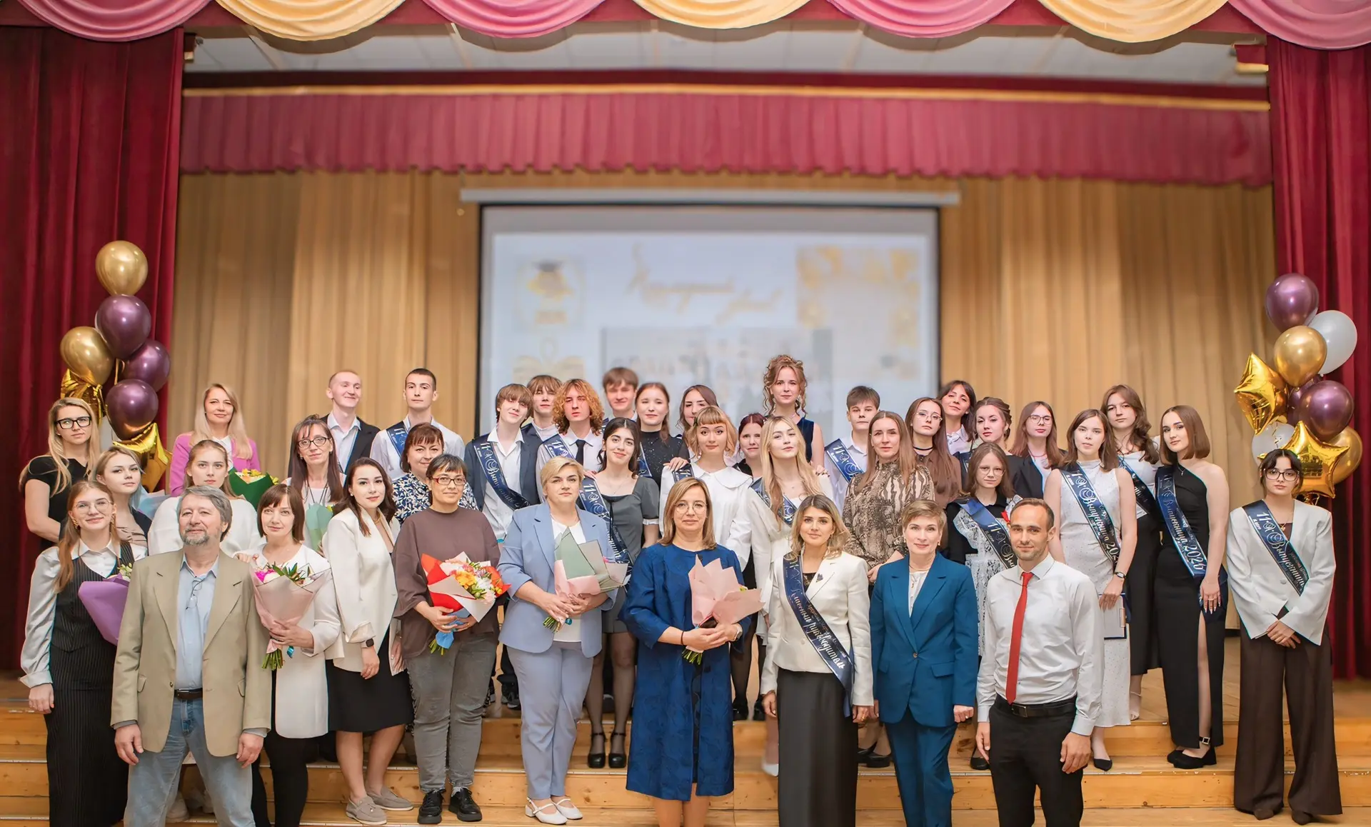 🎓 В нашей школе прошли последние звонки для 9-х и 11-х классов   Это был день, когда смешалось всё: 