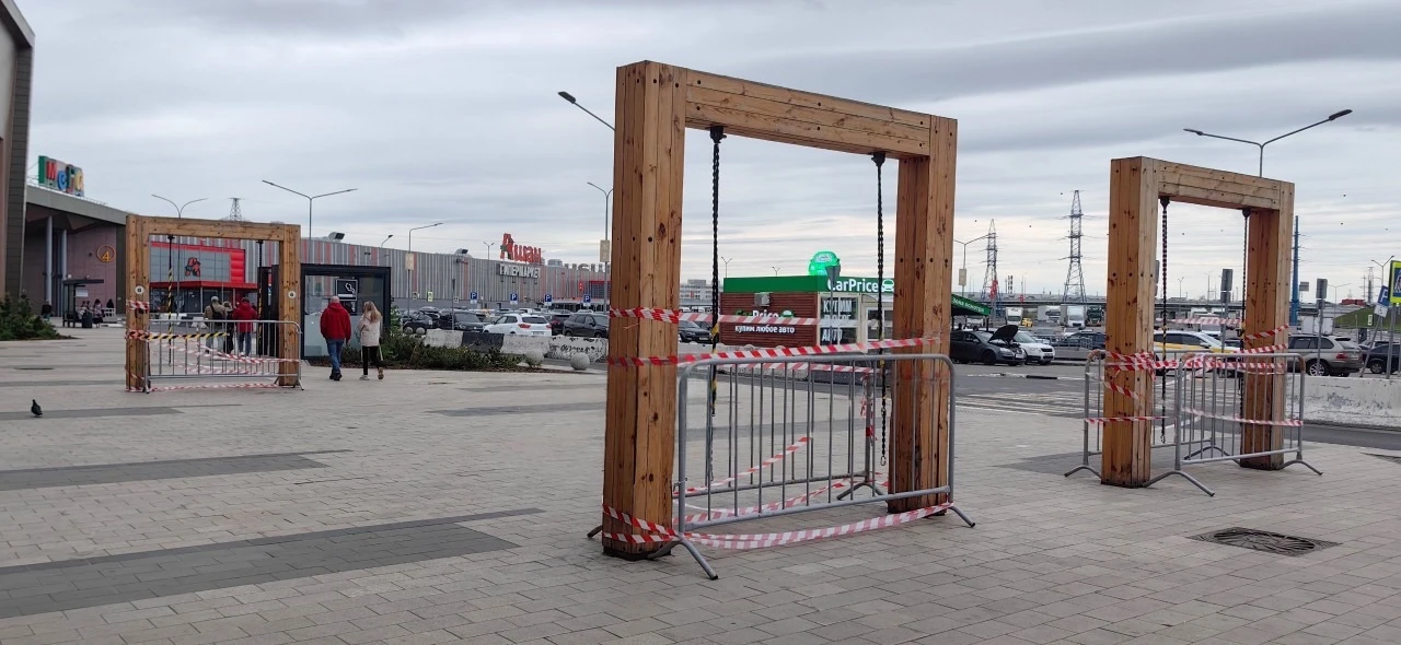 Возле ТЦ Мега обрушились качели с женщиной❗️  У главного входа в торговый центр "Мега Химки" наканун
