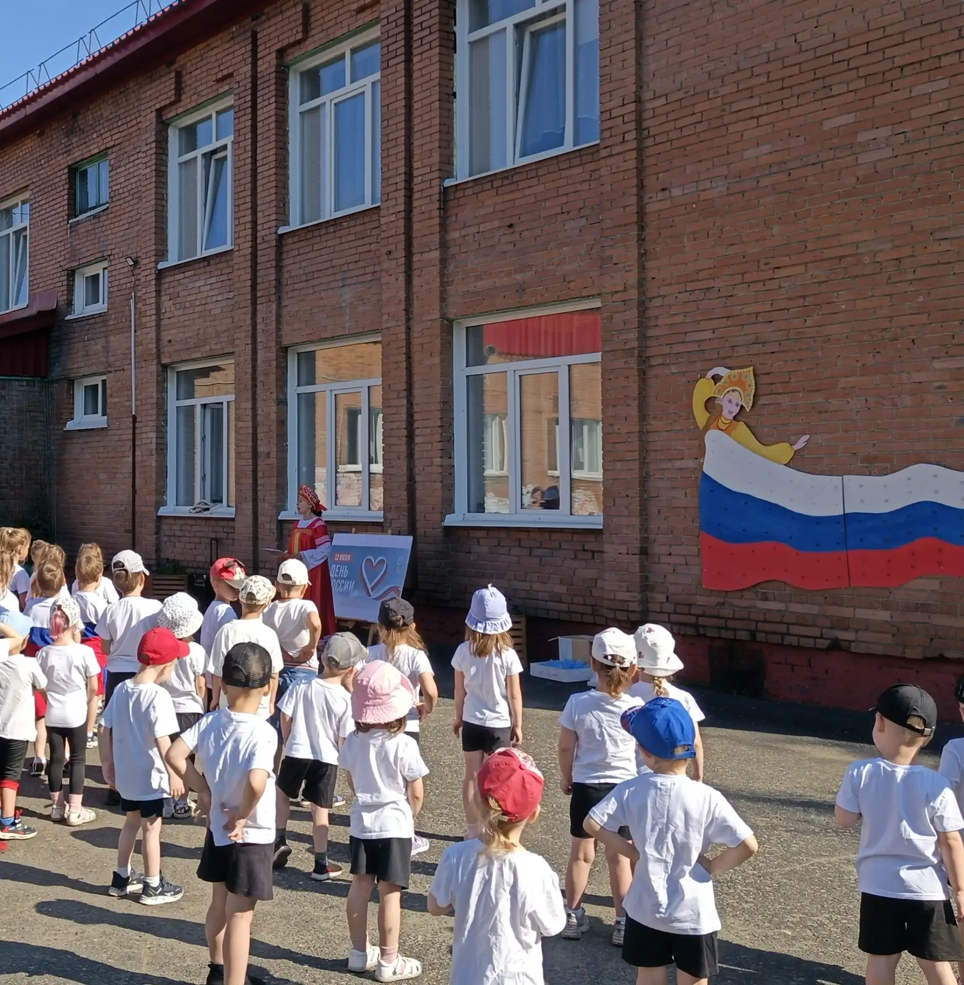 Накануне Дня России в нашем детском саду прошёл яркий и запоминающийся праздник. Торжество началось 