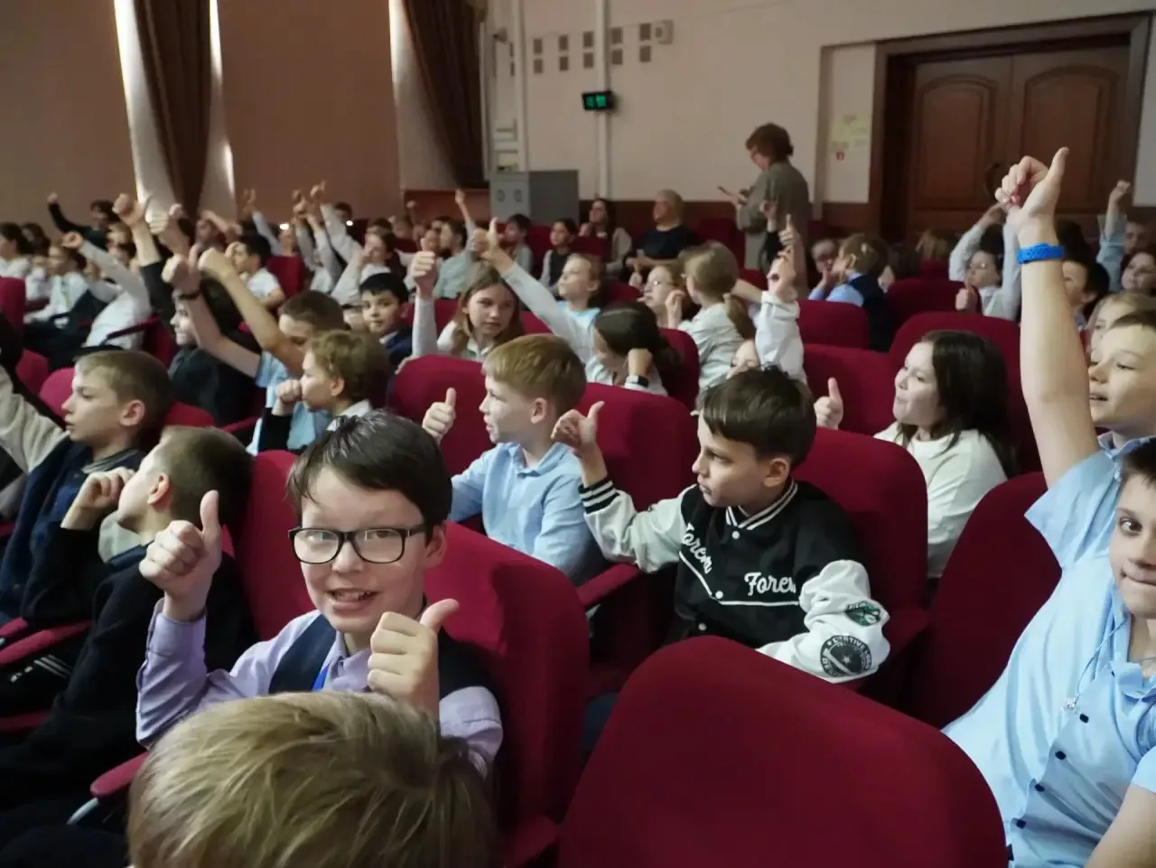 🇷🇺 18 марта — День воссоединения Крыма с Россией   В актовом зале для учеников была организована поз