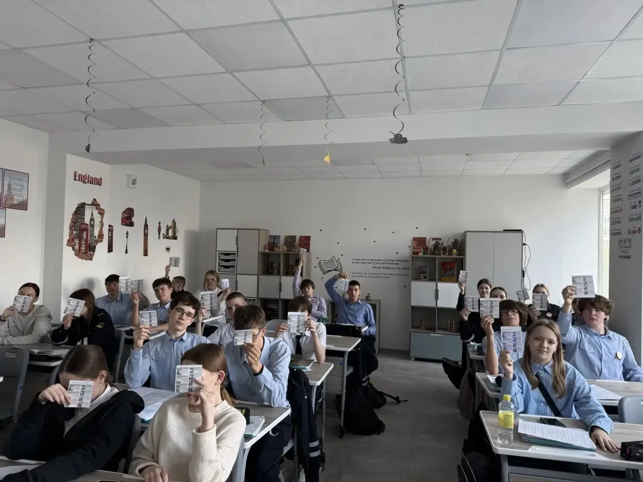 В рамках метапредметной недели в 8 «Б» классе прошел необычный урок английского языка.  Ребята откры