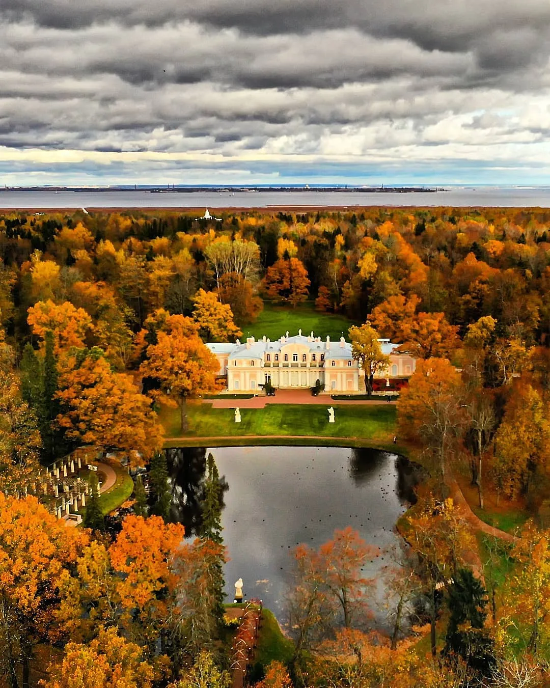 Китайский дворец в осенних красках🍁🍂🍁