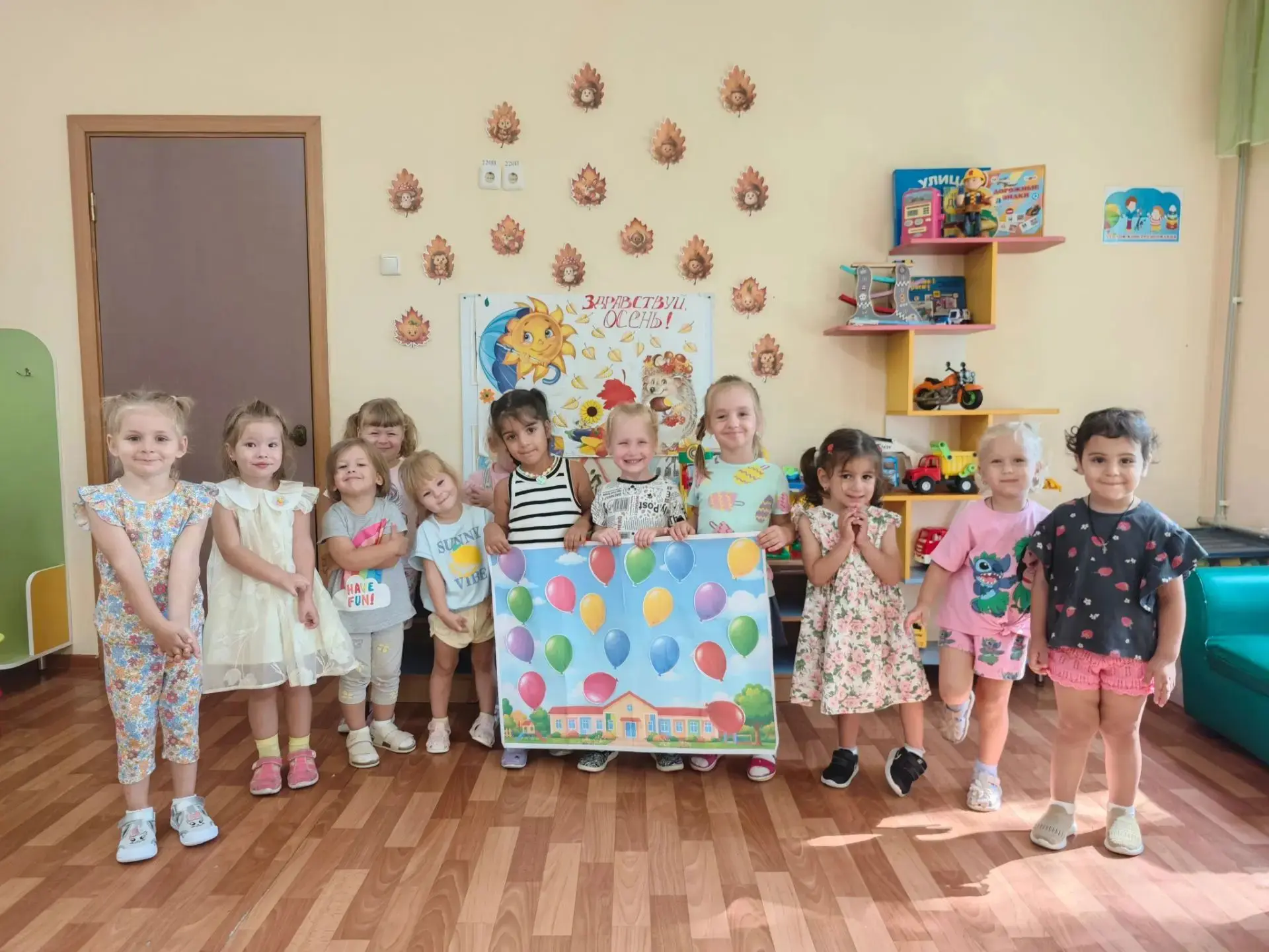 Сегодня дети 🎈11 группы🎈 создавали коллективную аппликацию "Воздушные шары".🎈🎈🎈 Он...
