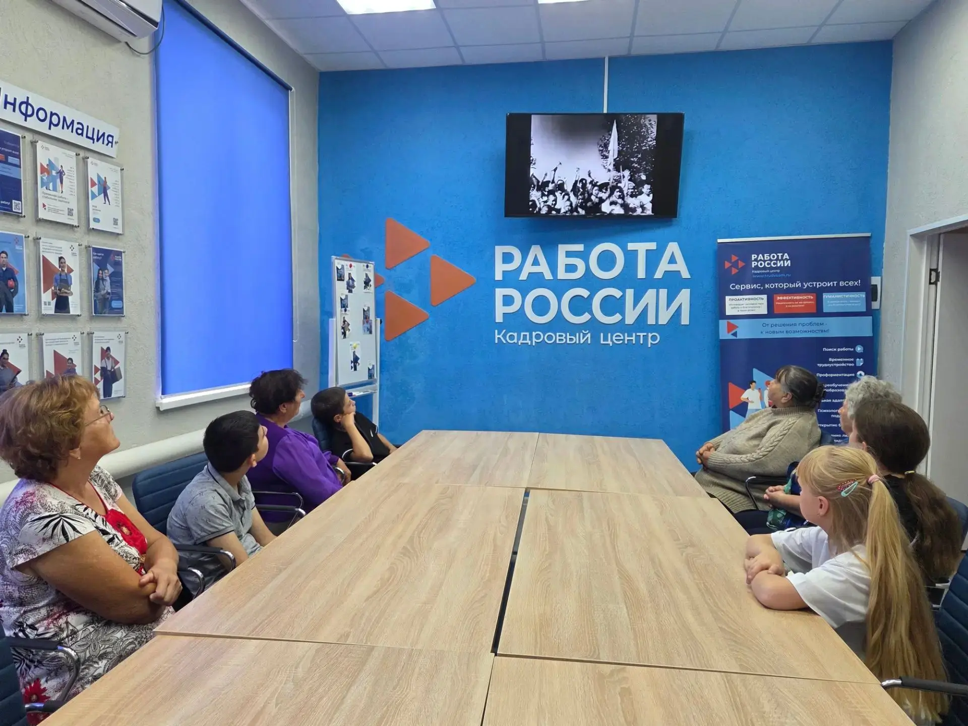 Специалисты Центра социального обслуживания Татищевского района организовали просмотр ф...