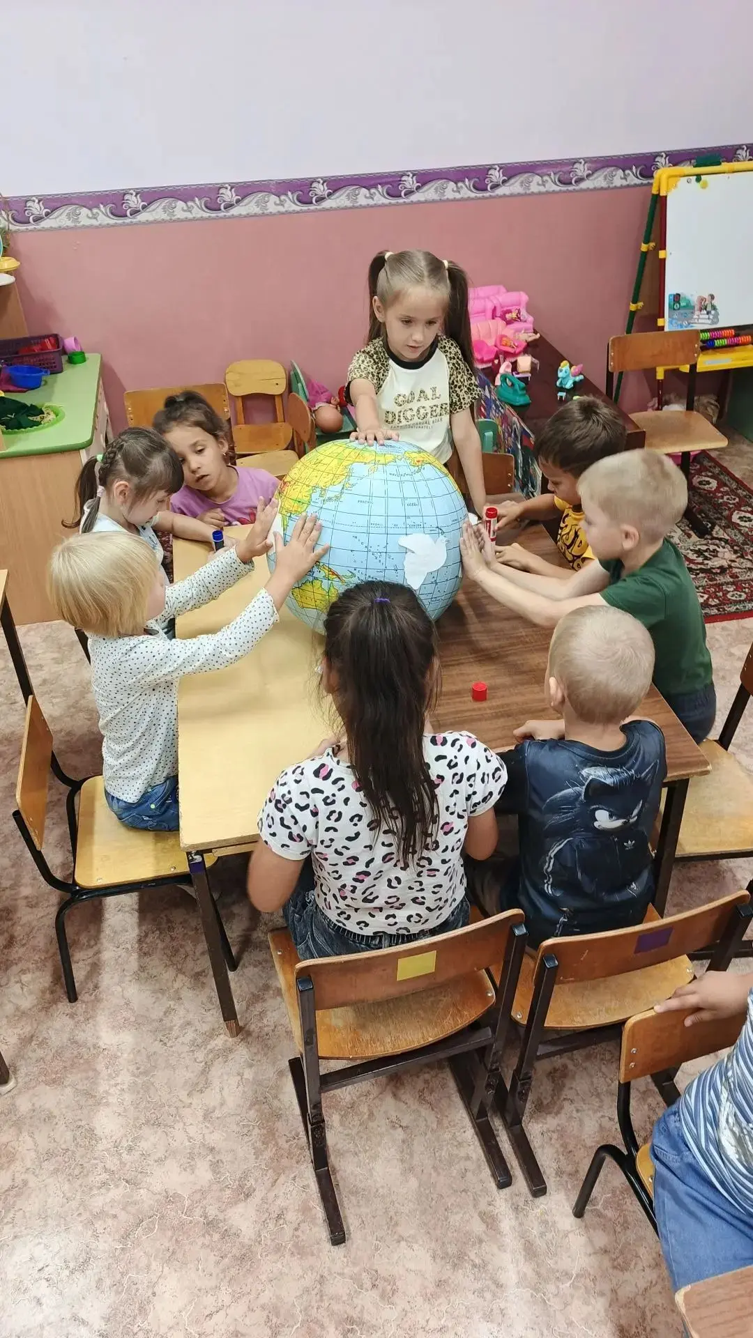 «Голуби мира» облетели весь мир: в группе «Ягодка» создали символический глобус