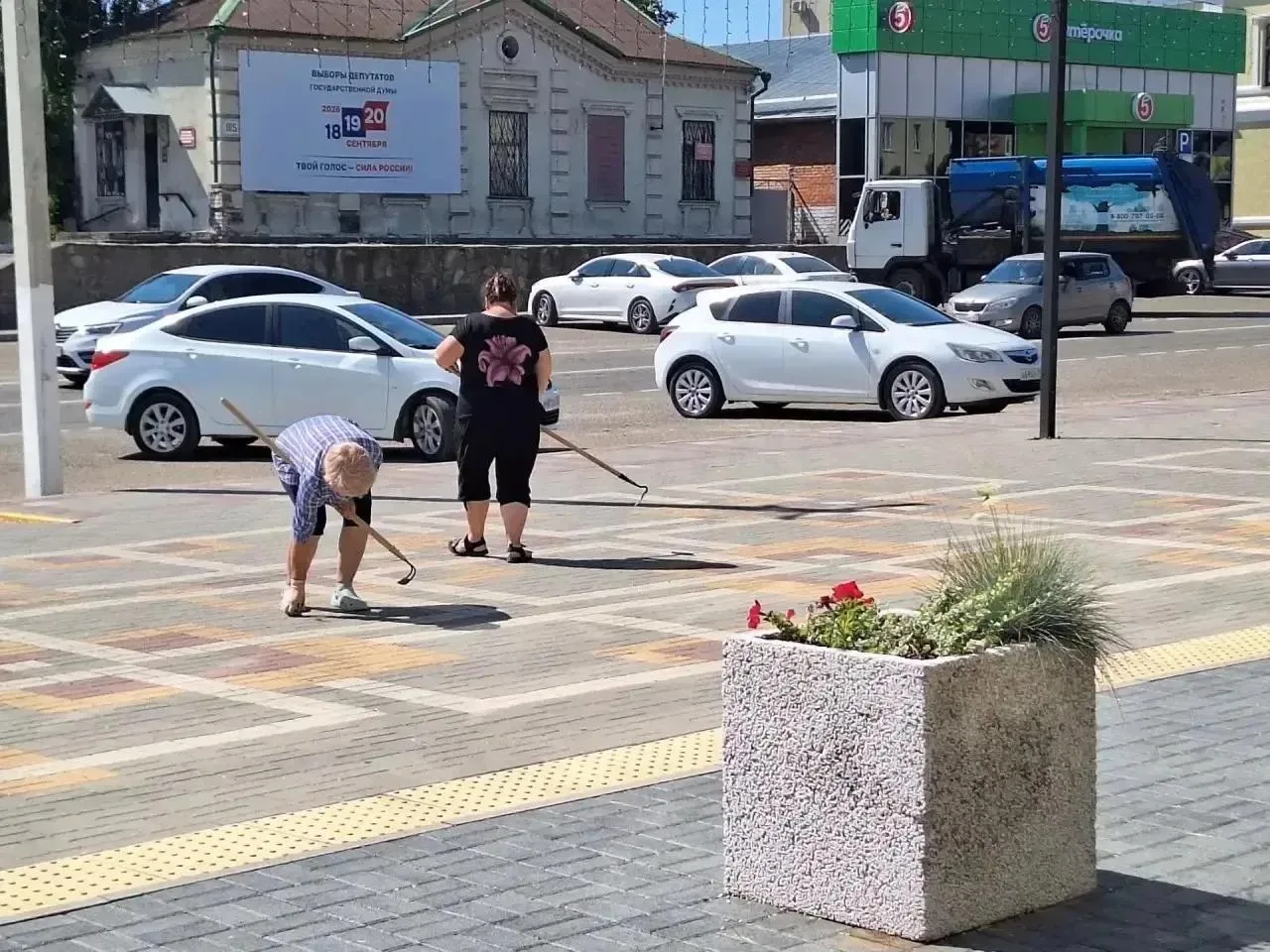 Видели, как старательно сегодня трудились культработники в Кавказской 🤔

В Доме культуры станицы пр