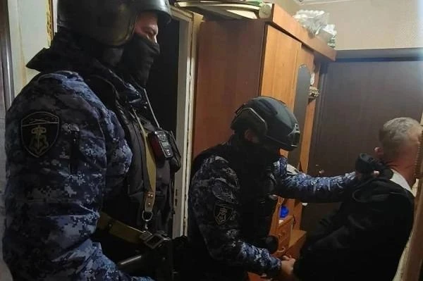 Мужчина напал с ножом на родную сестру в центре Курска, после чего заперся в комнате.