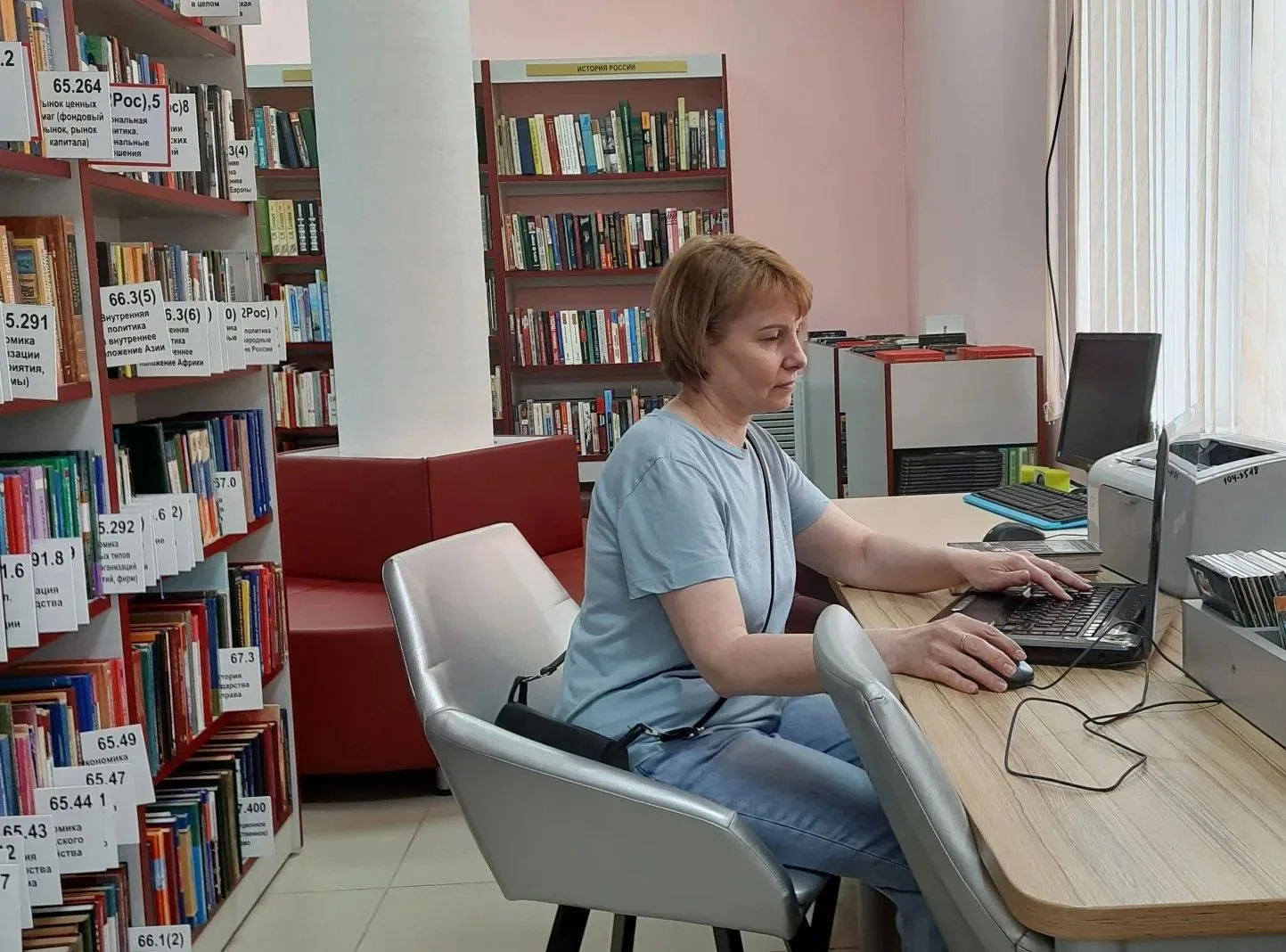 Коворкинг в библиотеке — это организованное пространство с доступом к бесплатному интернету, где каж