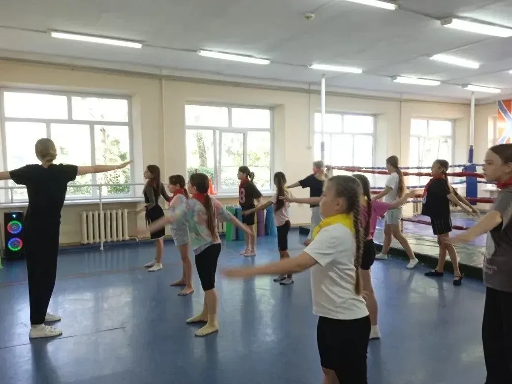 🤸‍♀️«День здоровья» в «Весёлой компании»

Этот день на площадке начался с оздоровительной гимнастик