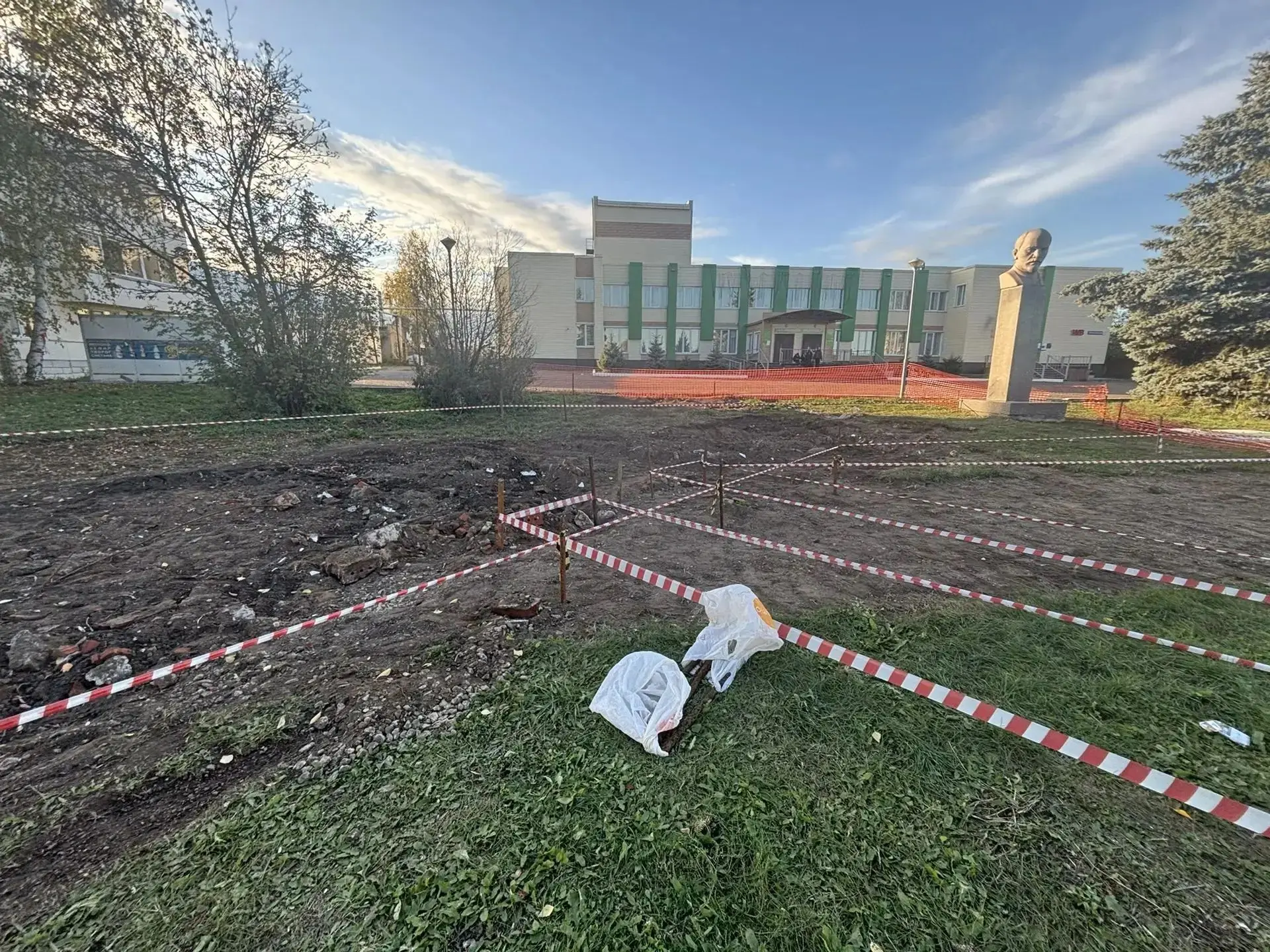 Начались работы по реконструкции сквера Памяти  в селе Танайка: произведен демонтаж ста...