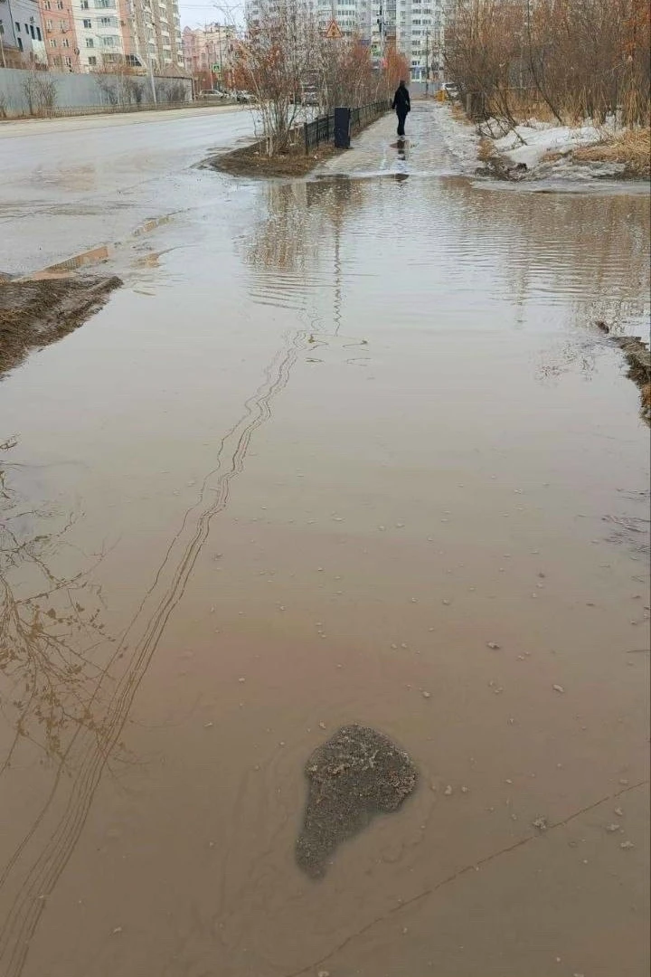 🤬 Огроменная лужа растеклась по тротуару в Якутске   Мутная вода полностью залила пешеходную дорожку