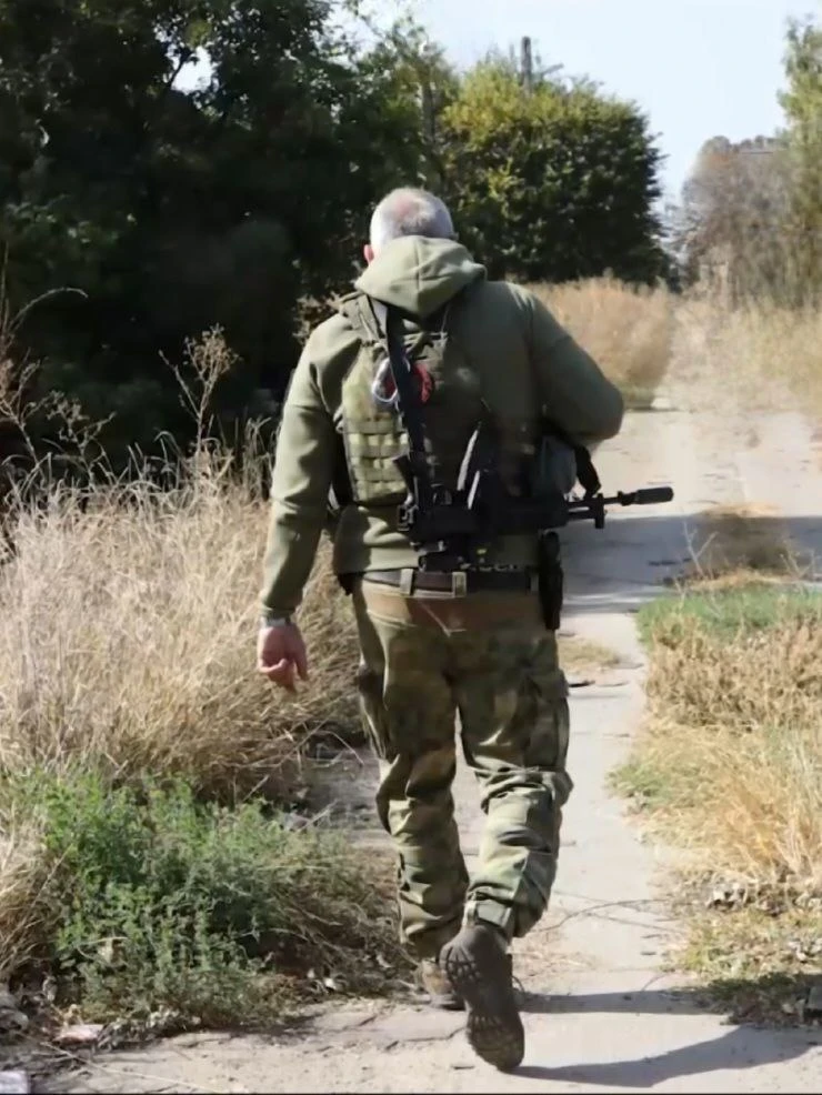 Всё, поехал я...

Забавная моя фотография. На этом месте мы завалили два вражеских ударных самолёта.