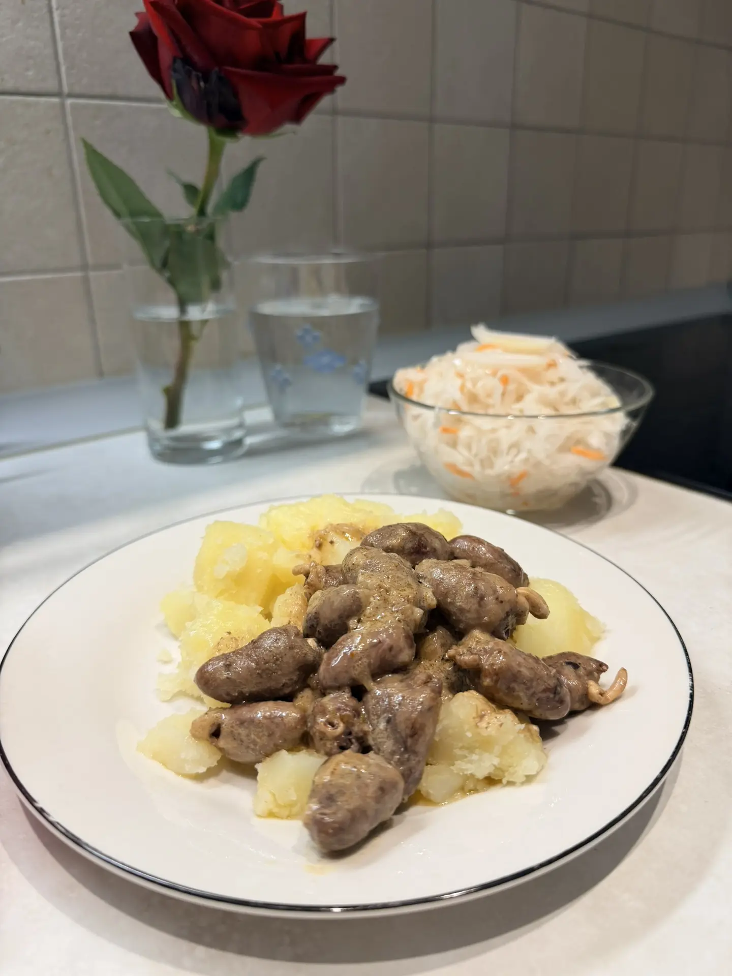 Куриные сердечки в сметанном соусе