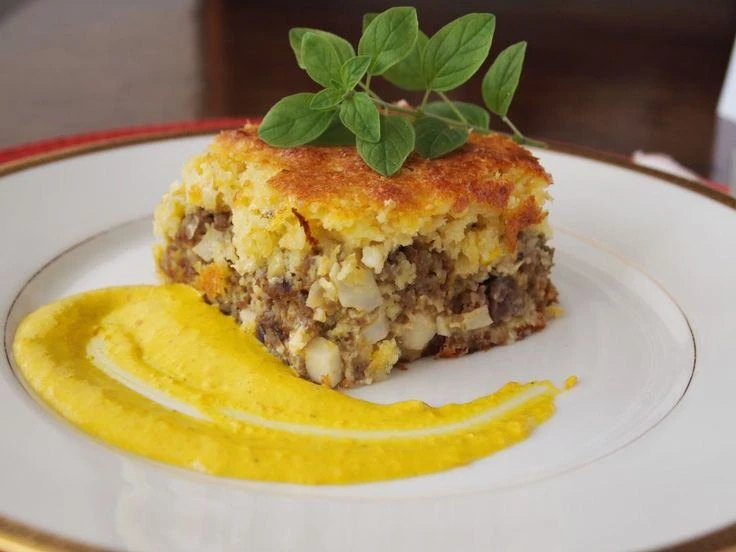 🌽 Пастель де Чокло — кукурузная запеканка с неожиданным вкусом! 🇨🇱✨
Это блюдо готовят из сладкой 