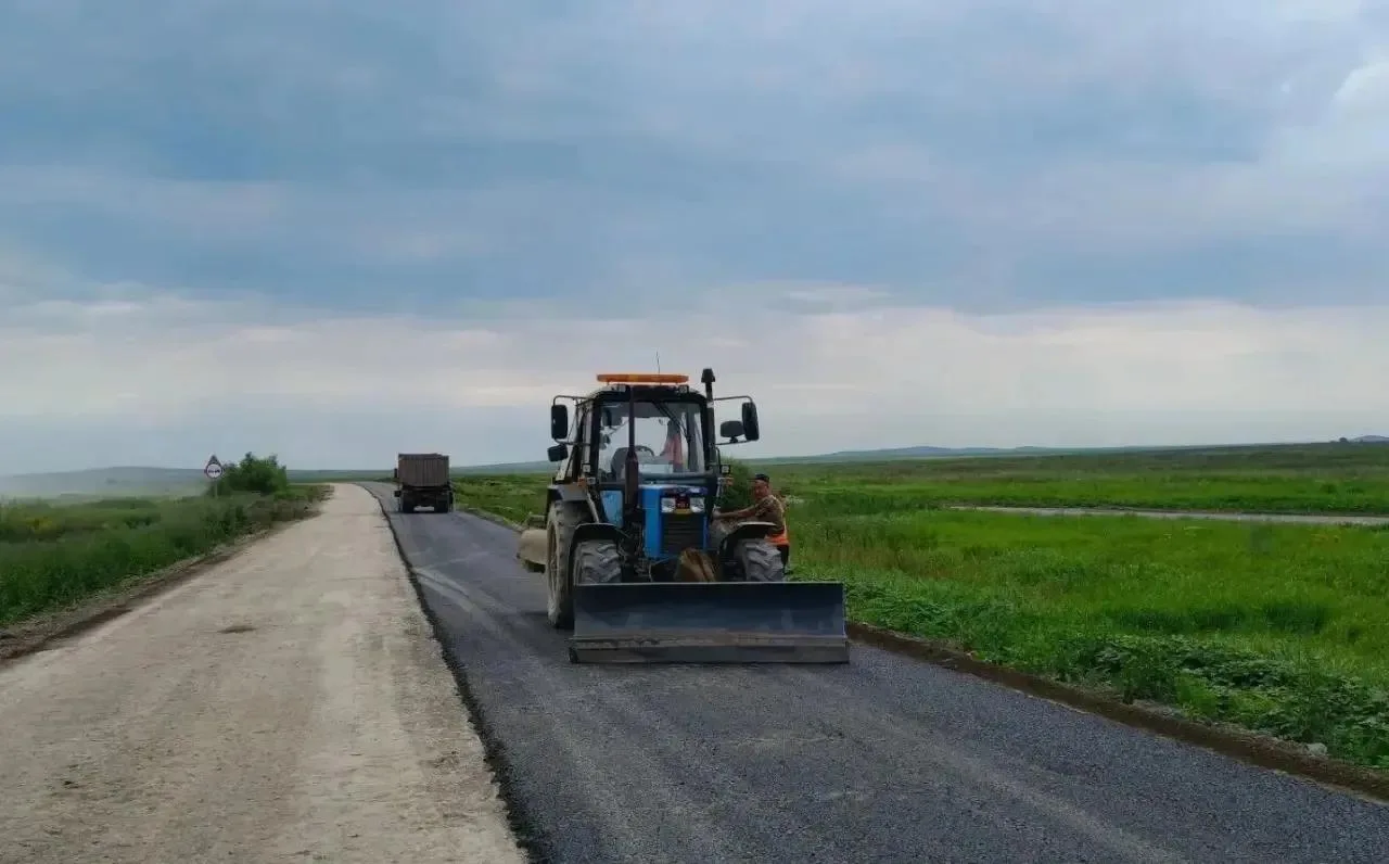 На участке автомобильной дороги Орск – граница Республики Башкортостан дорожники выполн...