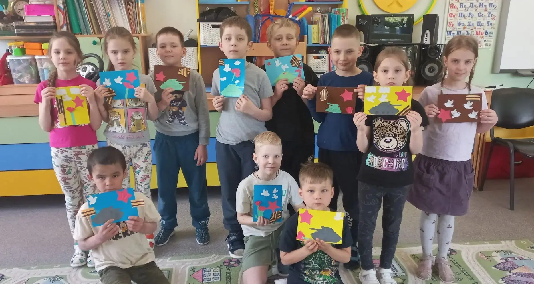 #ВРЕМЯДЕТСКОГОСАДА120 🕊️ С Днём Победы!  🤲Маленькими ладошками — за большое мирное небо🌈  💌Посмотрит
