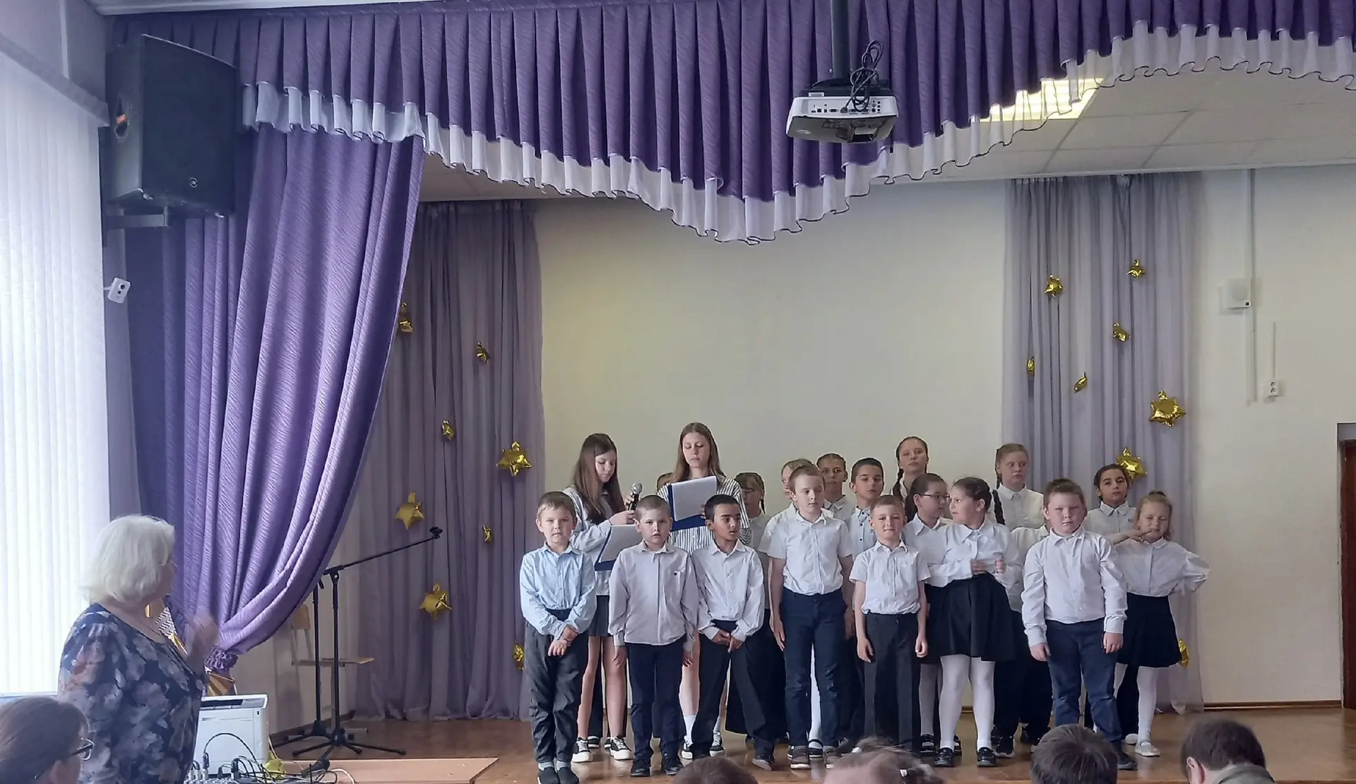 🎤🌹✨21 мая в актовом зале школы , состоялся вокальный отчётный концерт обучающихся "Песня собирает 