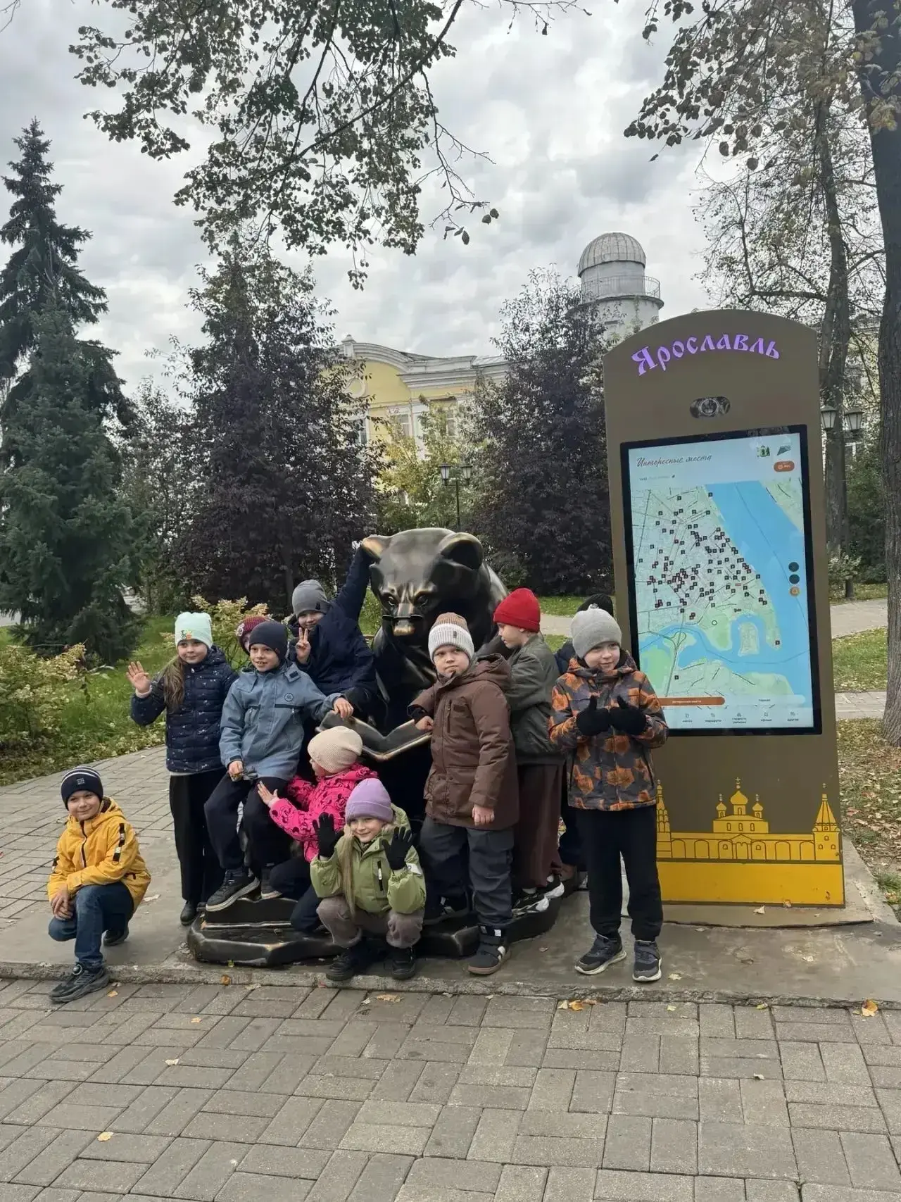 В пятницу 1 класс отправился в Ярославль. На Волжской набережной первоклассники искали ...