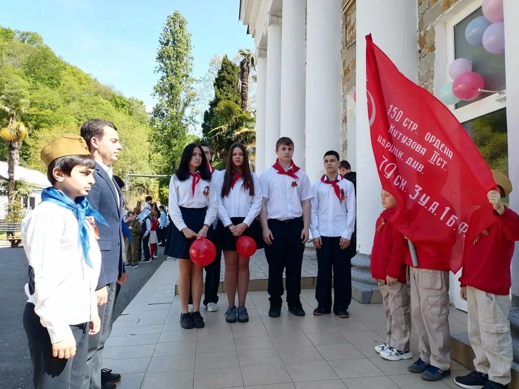 Накануне Дня Победы в школе прошла серия торжественных мероприятий. Эстафету памяти открыли самые юн