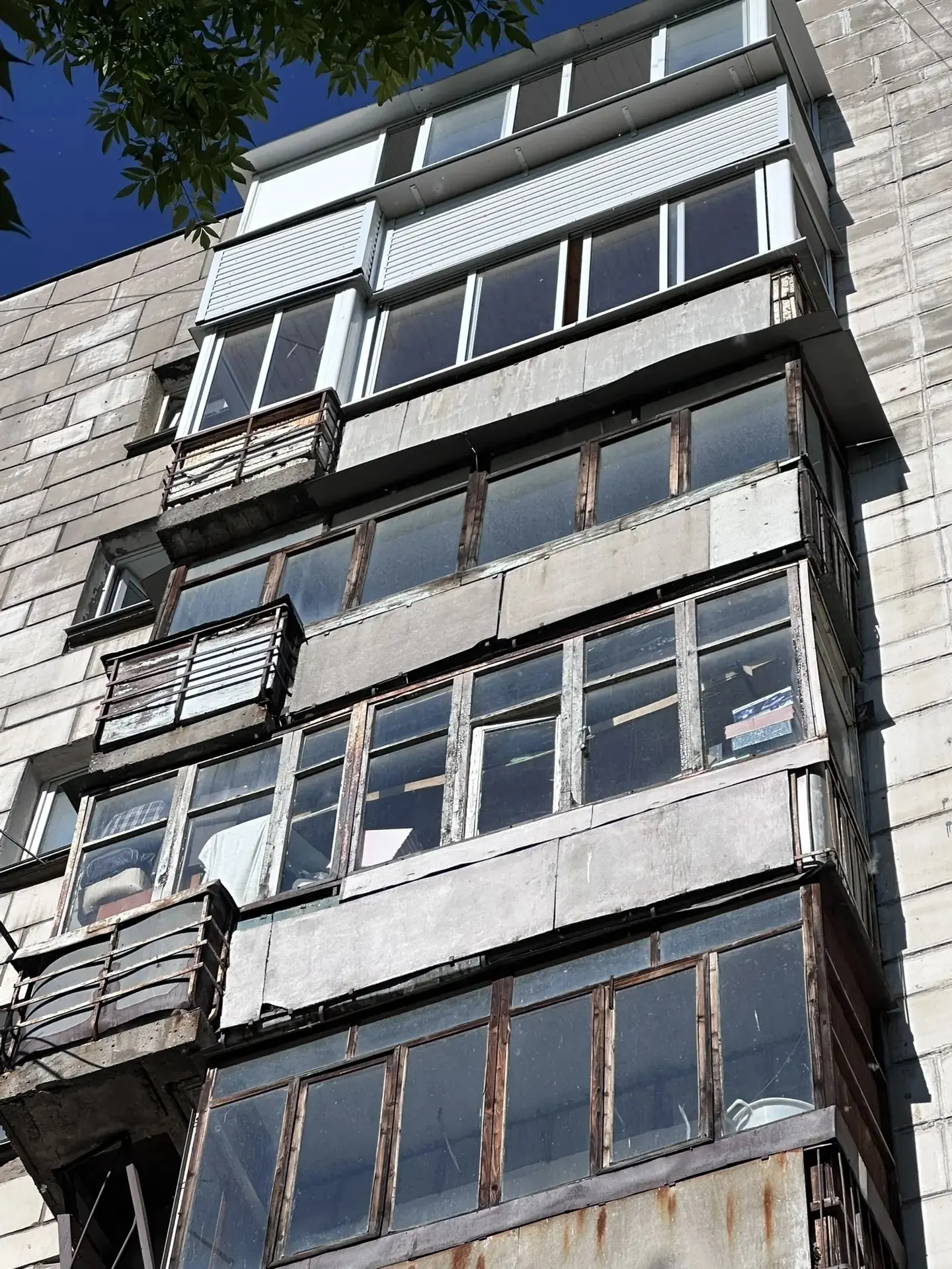 Карпинского 27

- Тёплое остекление балкона с расширением фасада на 7 этаже 
- Сварочные работы 
- О