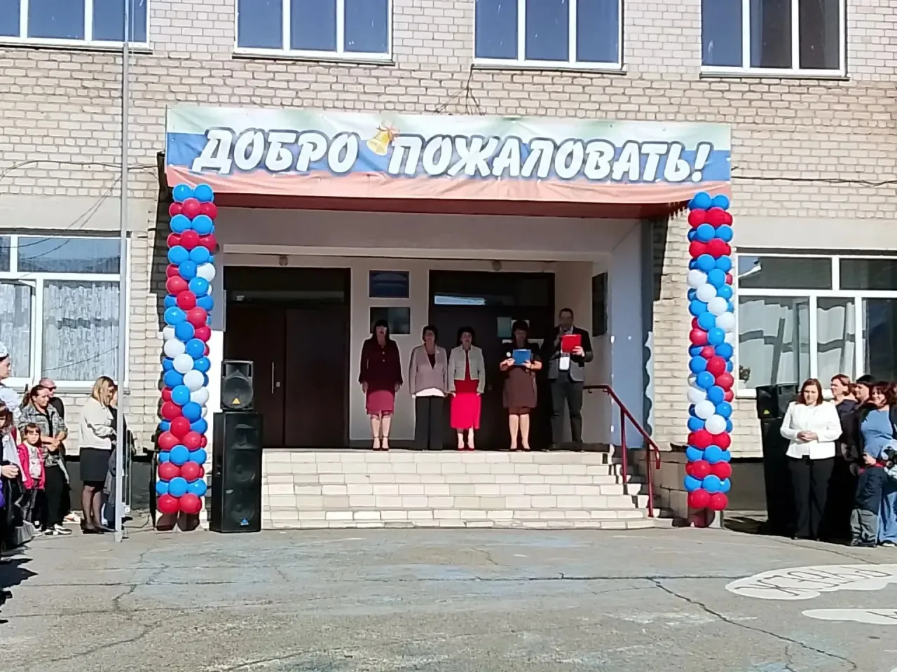 Всем привет, с вами вновь на связи  любимая школа. Сегодня она вновь распахнула свои дв...