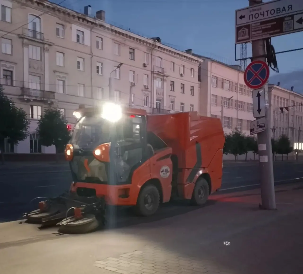 🔸Механизированная уборка города проводится по графику почти при любой погоде.
🔸На маршрутах работа