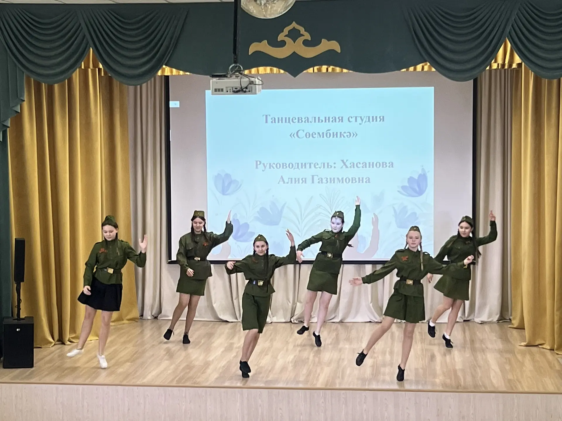 ✔️21 майда безнең гимназиядә өстәмә белем бирү түгәрәкләренең иҗади отчет концерты узды.  Сәхнәдә ха
