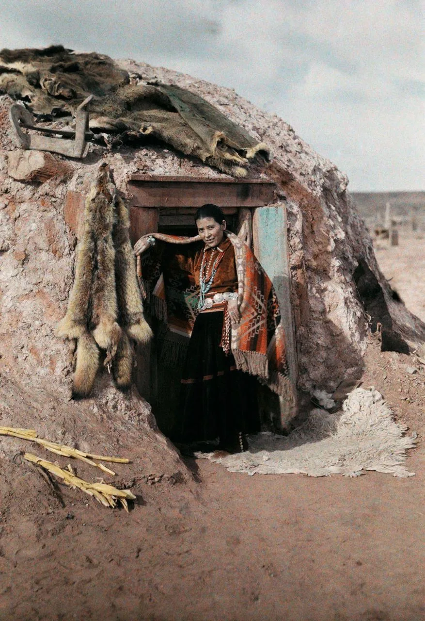 Индейская женщина стоит перед своей хижиной в Аризоне, фотограф Clifton R Adams, 1929 год