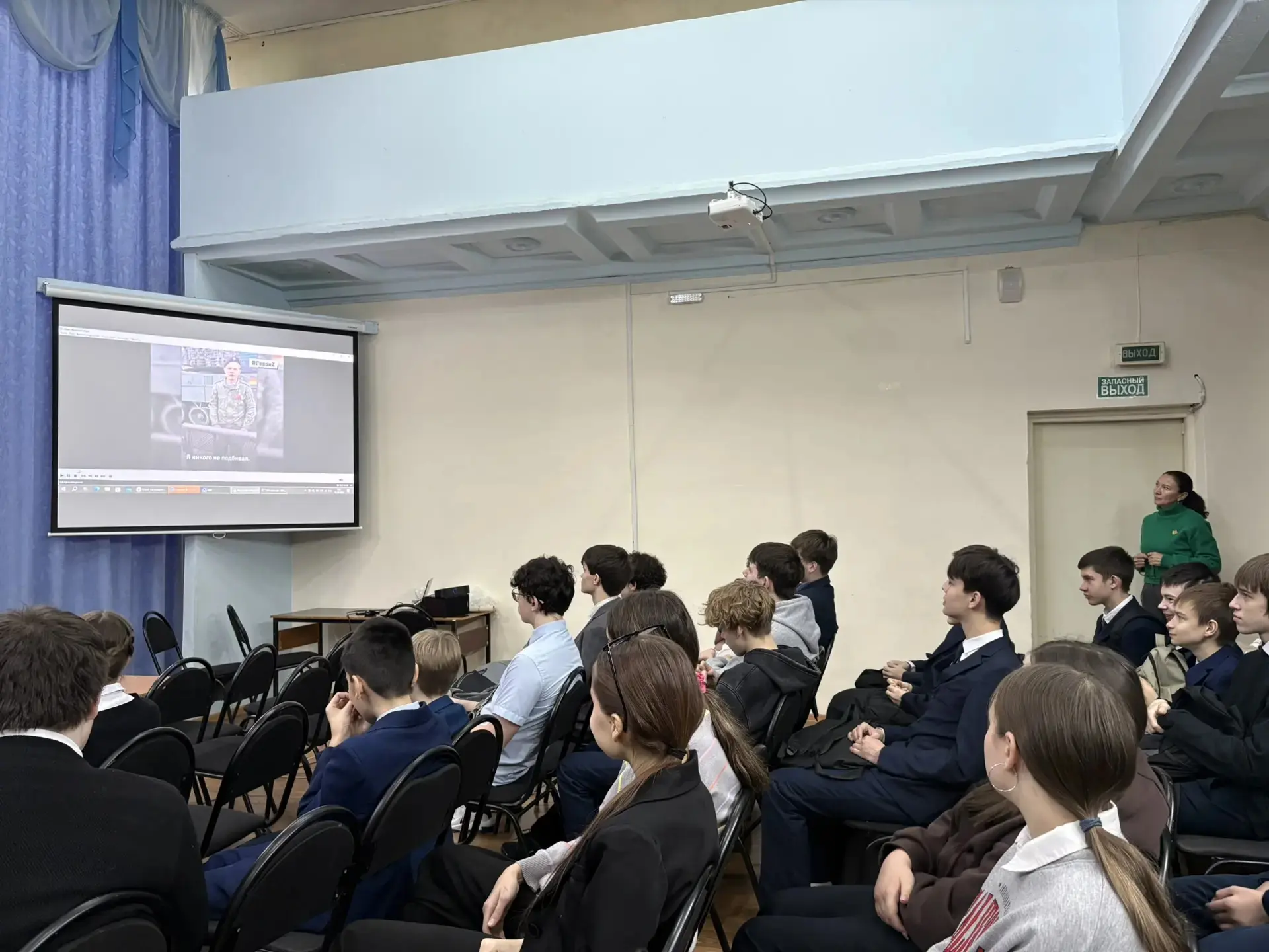 Новая учебная неделя в нашей школе традиционно началась с церемонии поднятия государственных флагов 