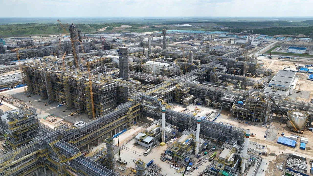 Запуск Амурского газохимического комплекса отложен.