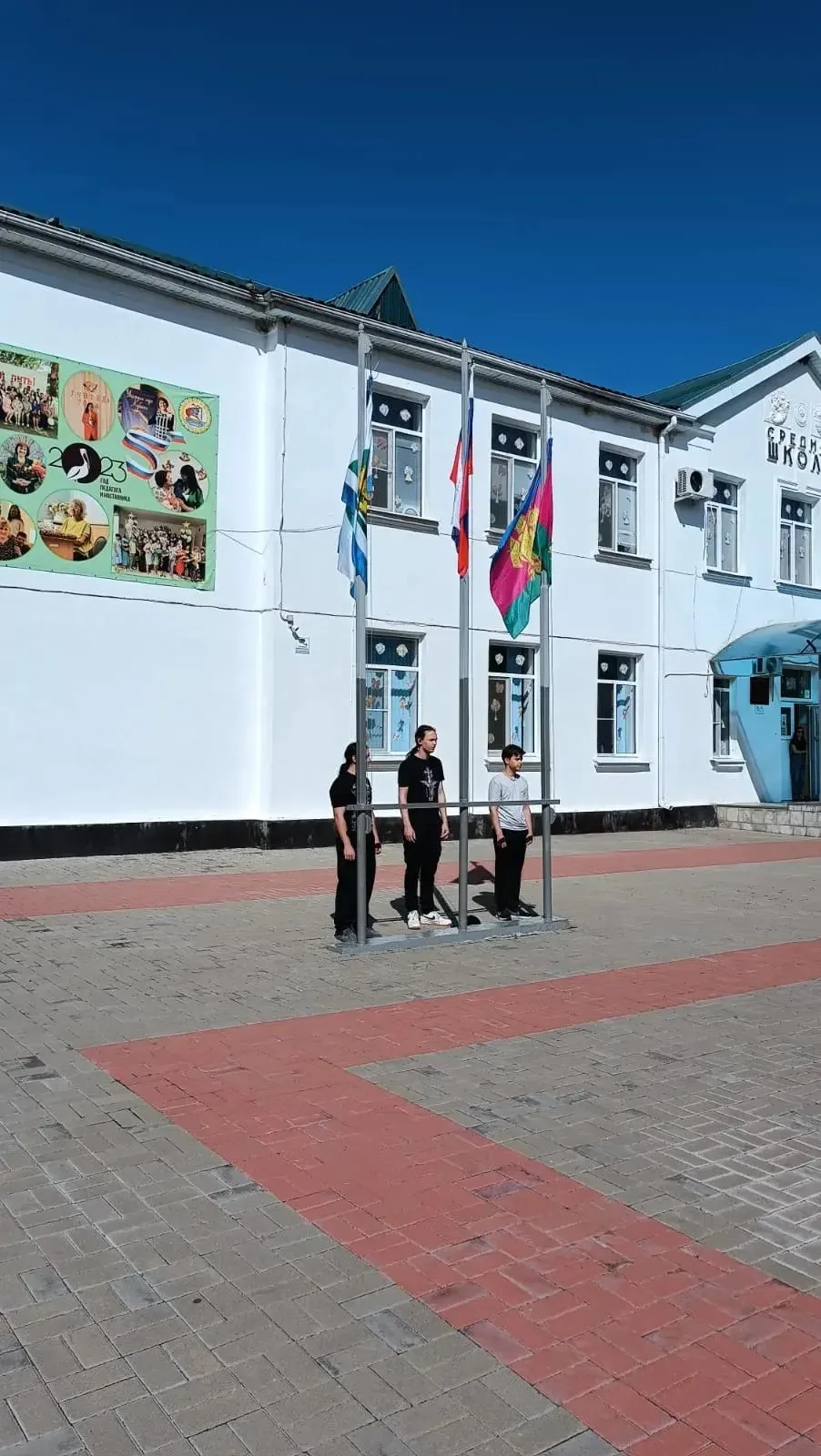 Сегодня  прошла торжественная линейка, посвящённая Дню России.
Во дворе школы собрались те, для кого