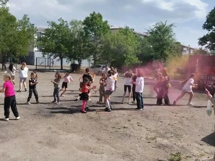 Сегодня, в Международный день защиты детей, наши клубы и дома культуры распахнули свои ...