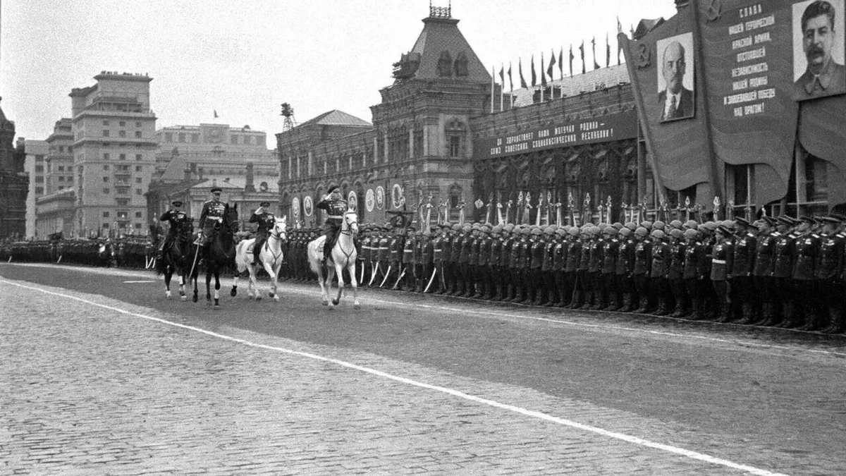 24 июня 1945 года на Красной площади прошел первый Парад Победы в Великой Отечественной войне. В нем