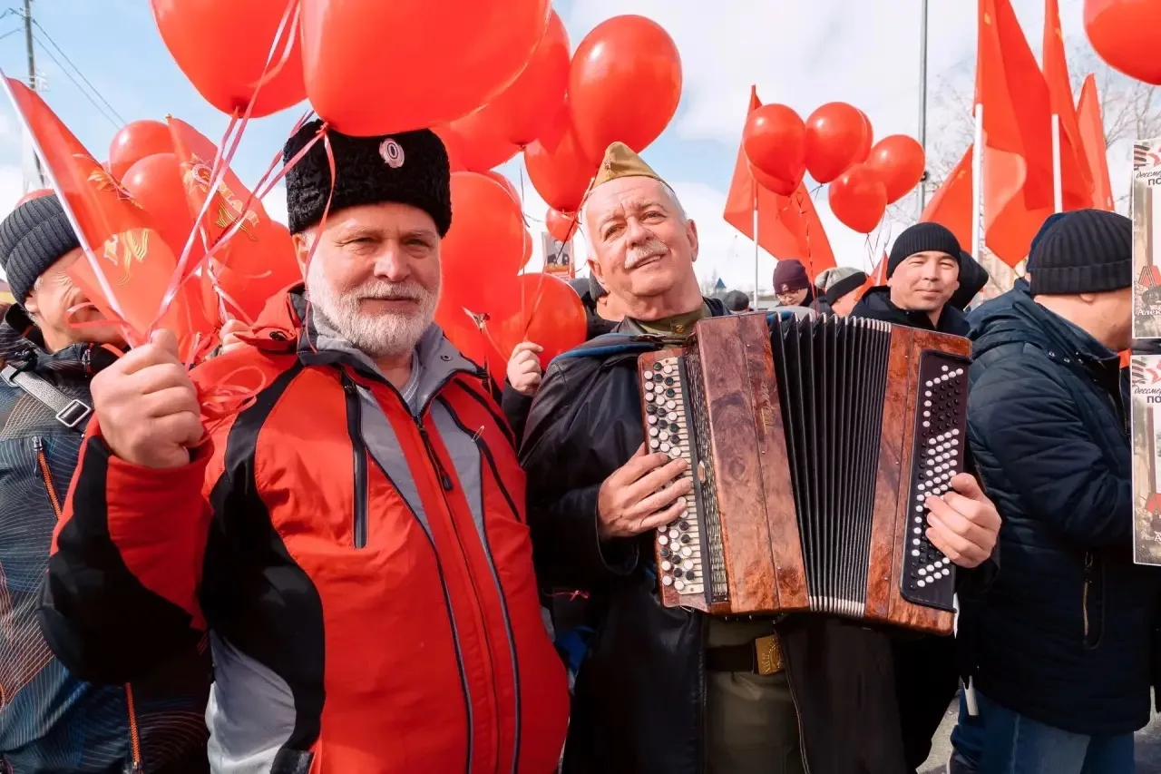 Сегодня в Новом Уренгое, как и по всей стране, проходит шествие Бессмертного полка. В руках — фотогр