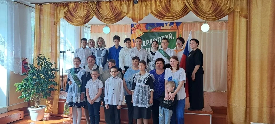 🎉 Торжественная линейка, посвящённая окончанию учебного года!