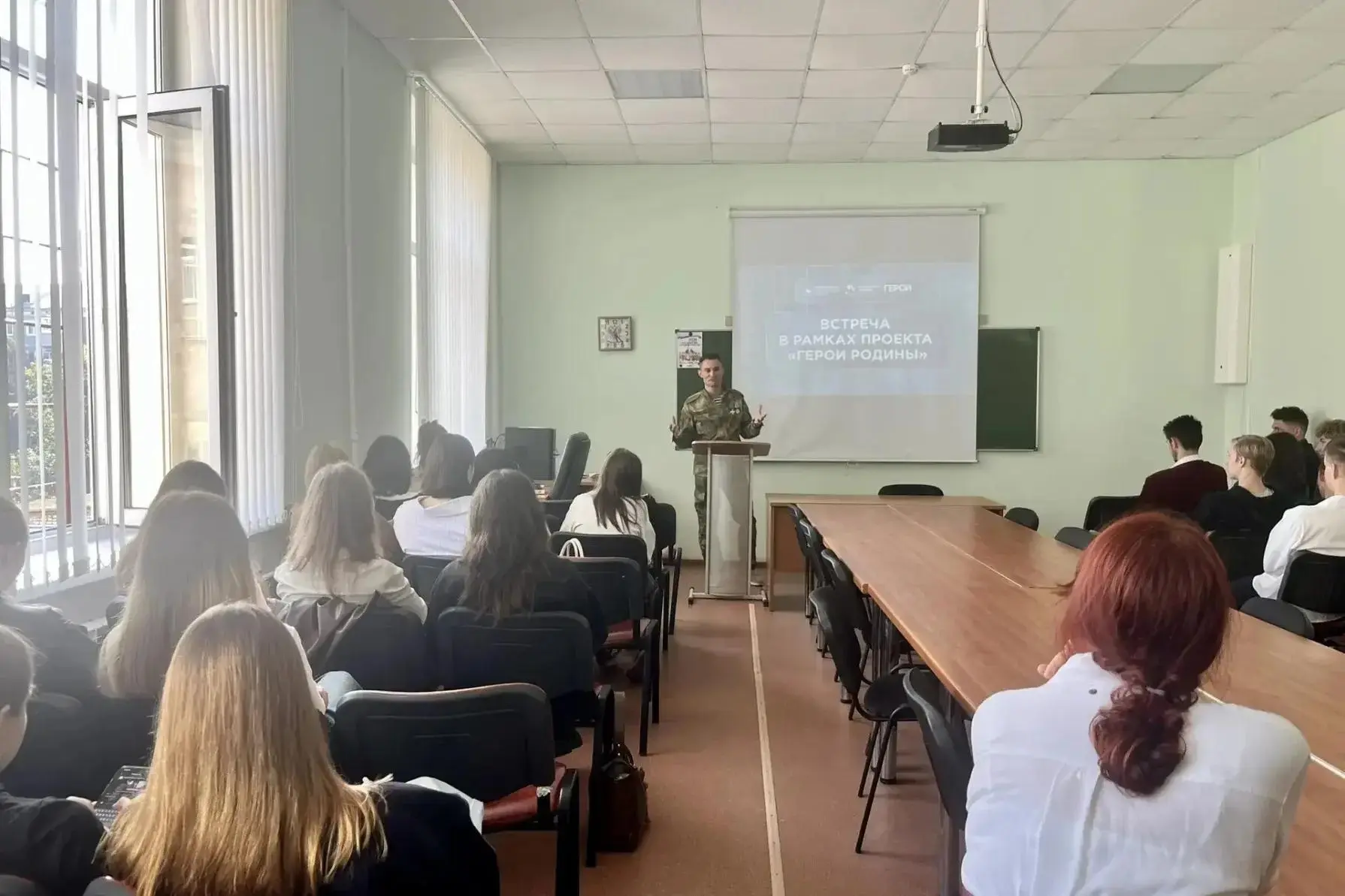 В День знаний в Нижегородской области прошли уроки мужества с участниками СВО для школь...