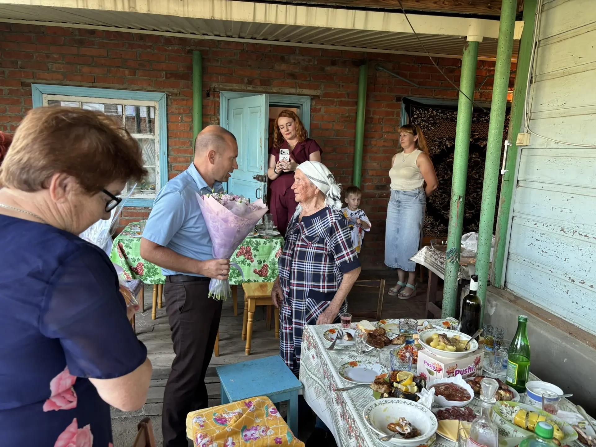 Поздравления с 90-летним юбилеем принимала сегодня Лидия Кузьминична Безуглова. Глава С...