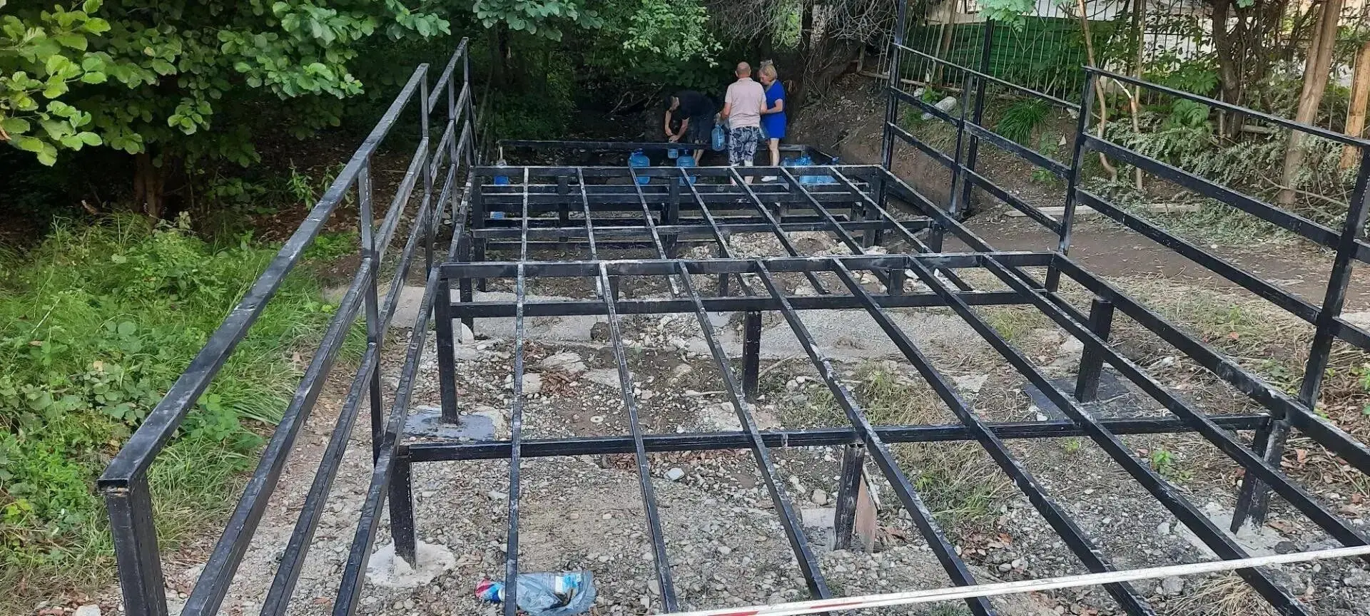 В селе Индюк Туапсинского округа благоустраивают родник. Работы ведутся по проекту «Род...