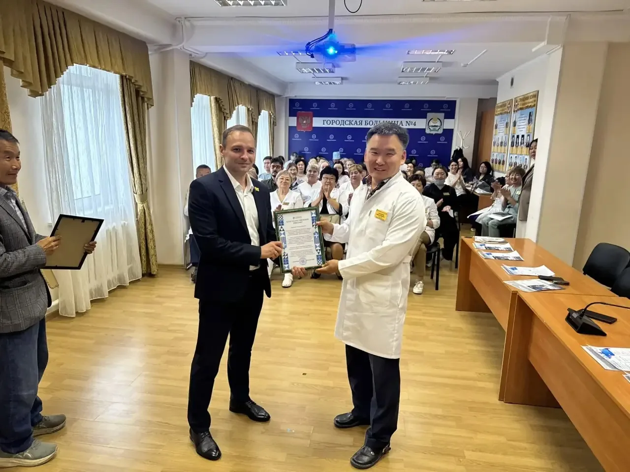🎉Медицинские работники принимают поздравления 

🏥Депутат Горсовета Улан-Удэ Анатолий Мухамедчин по
