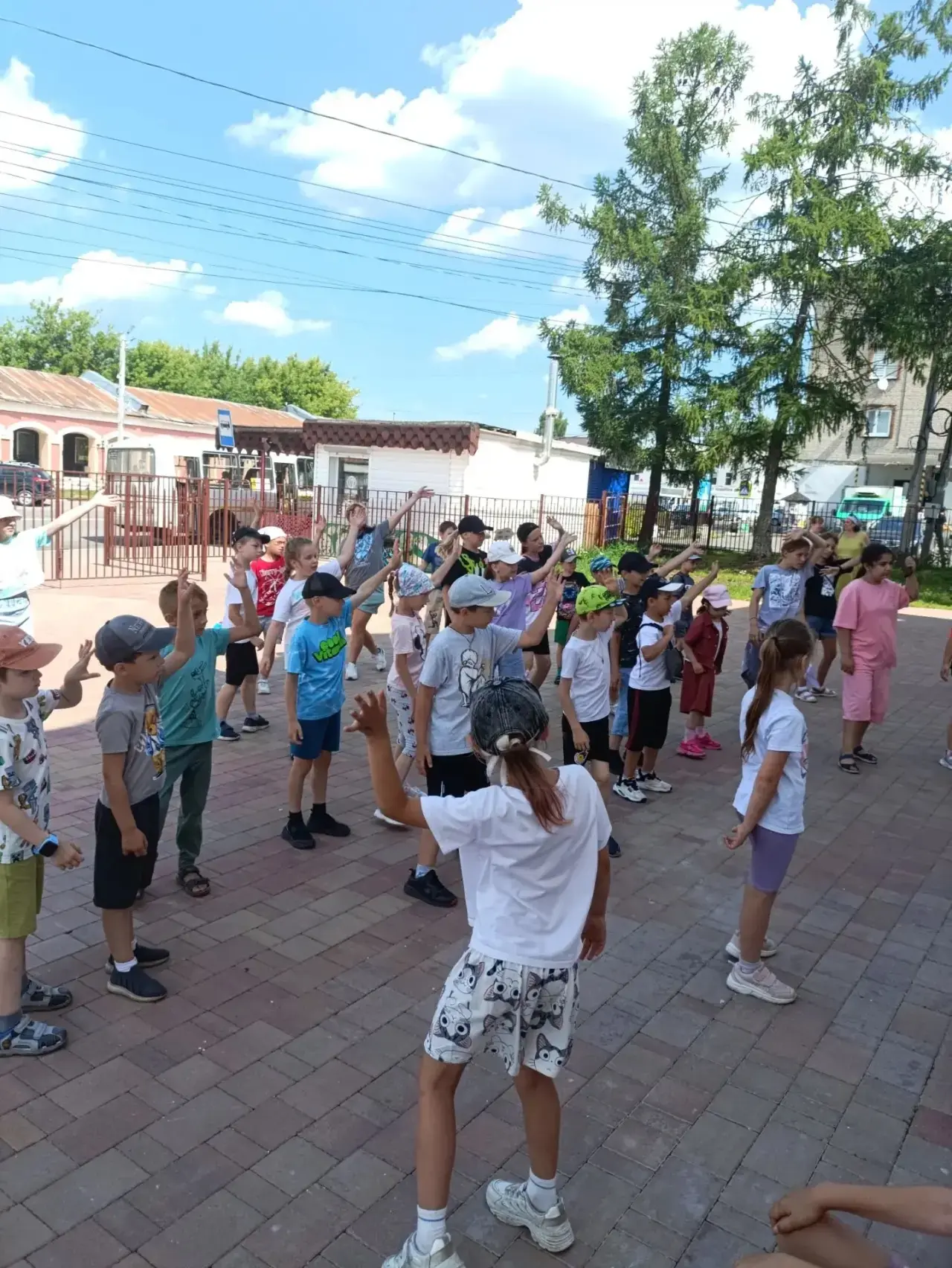 «День прогулки» в лагере👫

День начался с энергичной зарядки на спортивной площадке лагеря — дети в