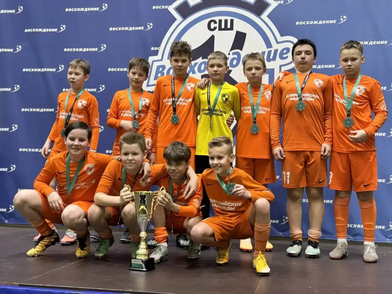 Достижения вне школы🙌  ⚽️Зимнее первенство по футболу среди мальчиков до 13 лет завершилось! 🎉 Перво