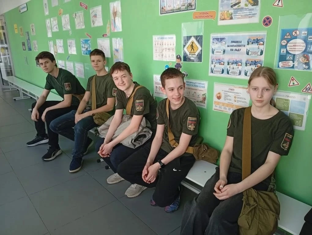 Ребята из средней и старшей команд гимназии "Донец" прошли этап РХБЗ☢️ под руководством Ивана Семено