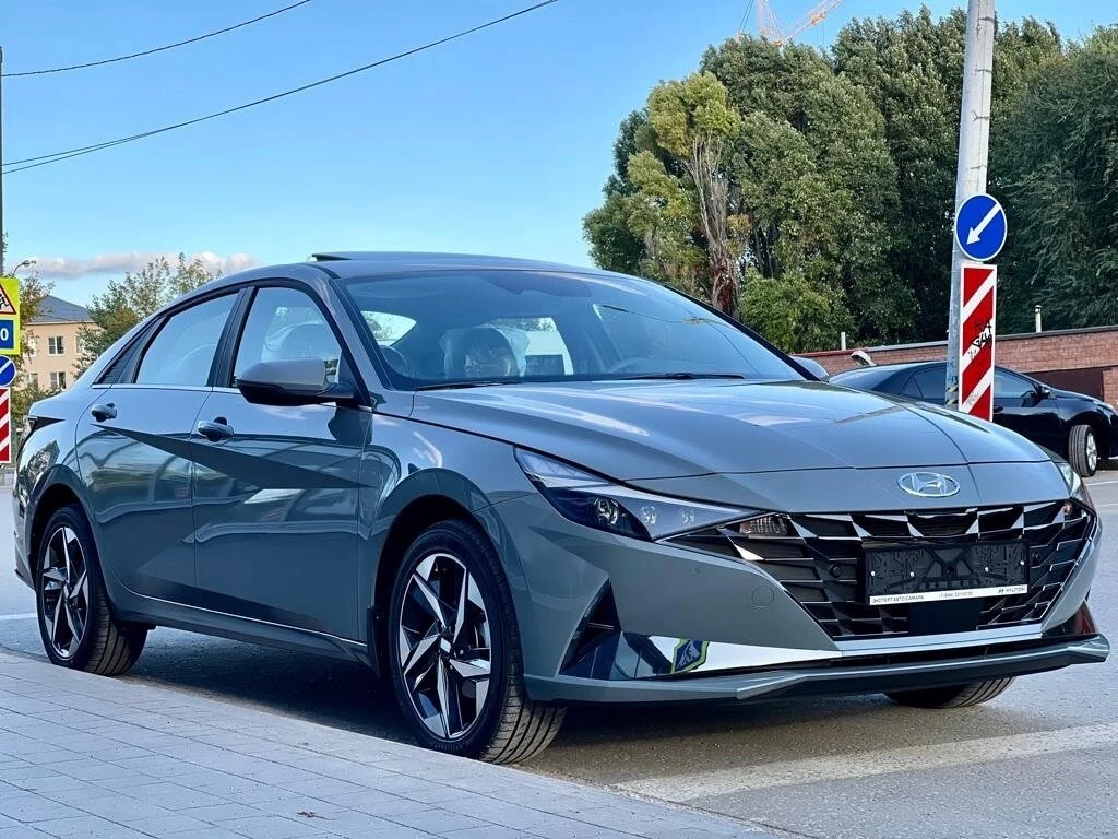 Hyundai Elantra 2022 года — седан седьмого поколения (CN7), обновлённый в 2022 году. Мо...