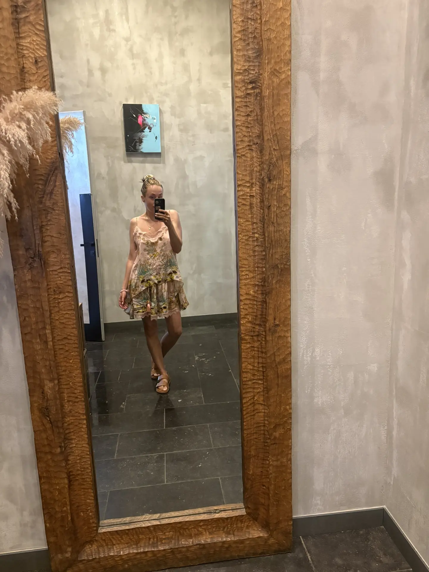 Который год приезжаю в это место, и картина на стене мне так нравится. Вроде абстракция...