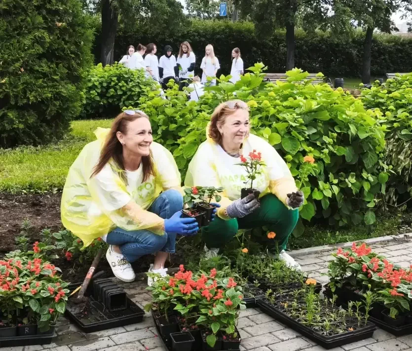 🌺 Центр Челябинска украсили тысячи цветов

У концертного зала «Родина» в Челябинске высадили около 