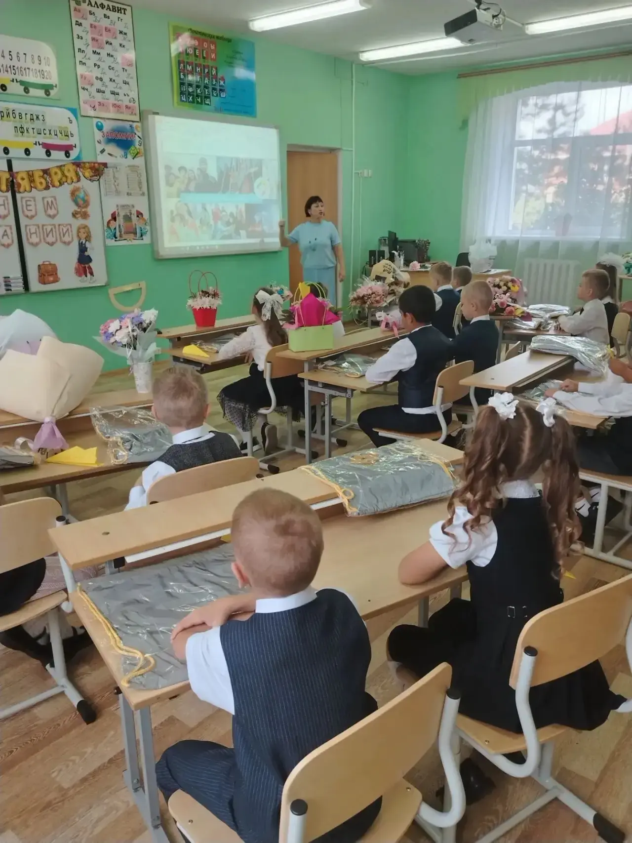 Сразу после торжественной линейки ученики вместе с классными руководителями отправились...
