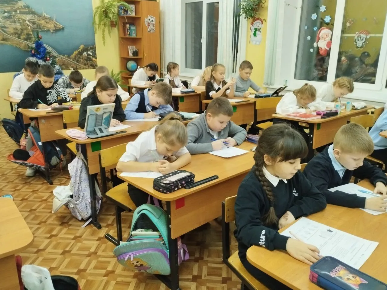 12 января, первый учебный день третьей четверти начался с поднятия Флага и исполнения Гимна Российск