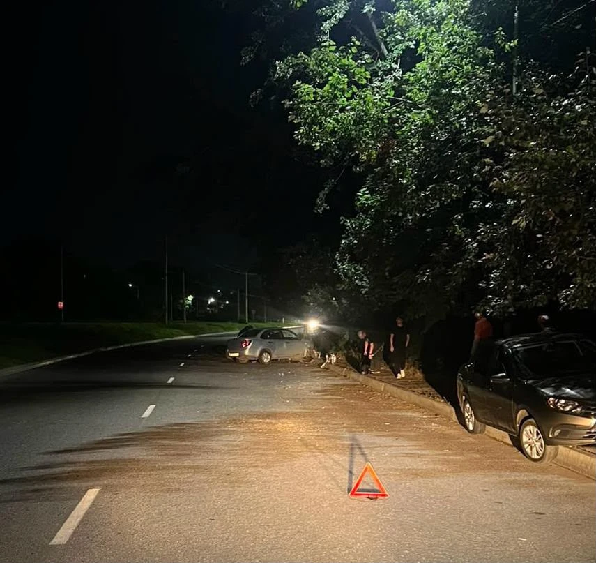 В Ессентуках в результате столкновения двух автомобилей пострадали 4 человека.